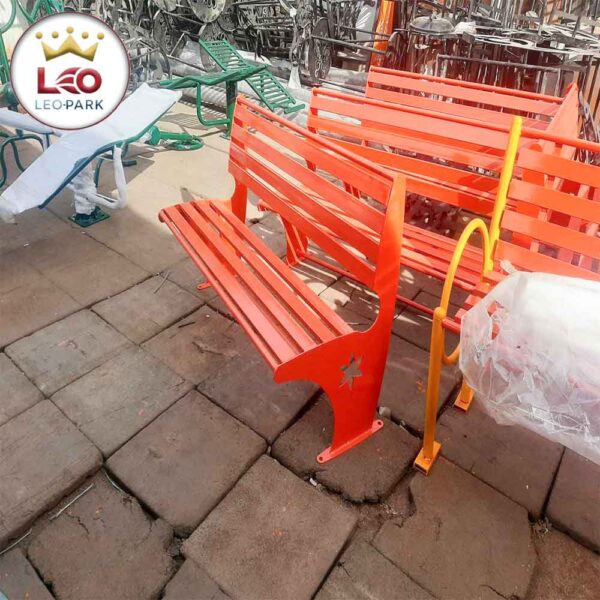 نیمکت فلزی قرمز رنگ مناسب پارک و فضای باز