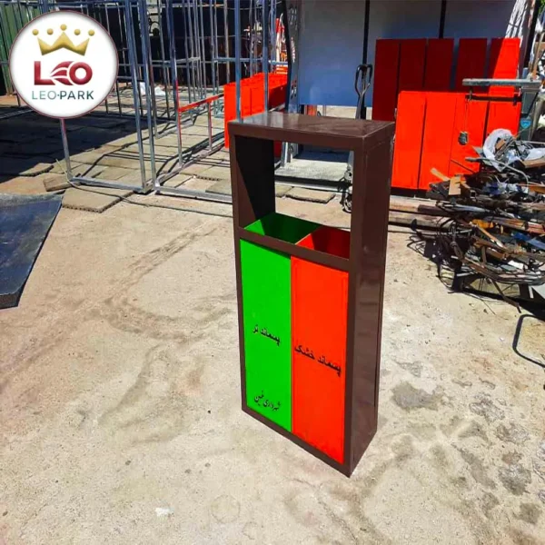 سطل زباله پارکی مدرن با دو مخزن جداگانه برای تفکیک زباله های خشک و تر