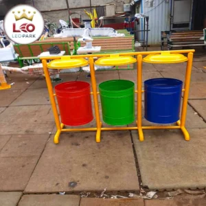 سطل زباله فلزی پاندولی سه لنگه، دارای دو سطل کامل در چپ و راست و یک سطل اشتراکی در وسط