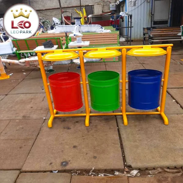 سطل زباله فلزی پاندولی سه لنگه، دارای دو سطل کامل در چپ و راست و یک سطل اشتراکی در وسط