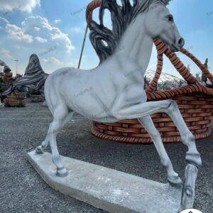 المان شهری اسب در رنگ محتلف