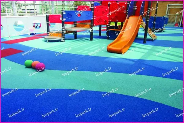 کفپوش گرانولی درجاریز در با دو رنگ آبی پر رنگ و کم رنگ نصب شده در فضای بازی کودکان