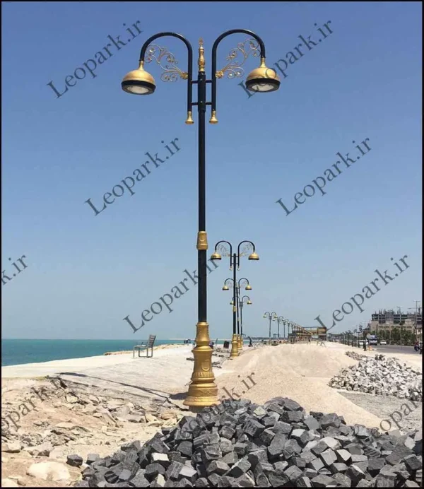 پایه چراغ دکوراتیو 3 متری، با سرنیزه و مبله طلایی نصب شده در ساحل