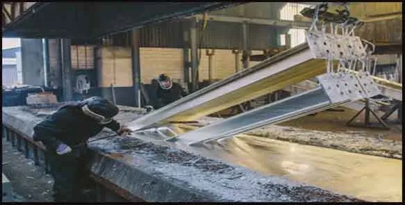 غوطه وری در روی مذاب، یکی از مراحل گالوانیزه گرم