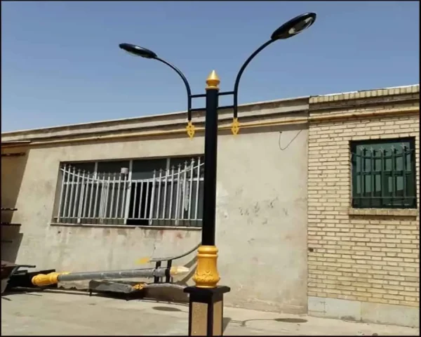 پایه چراغ خیابانی با دو دستک، دارای سرنیزه طلایی، مبله و کتیبه
