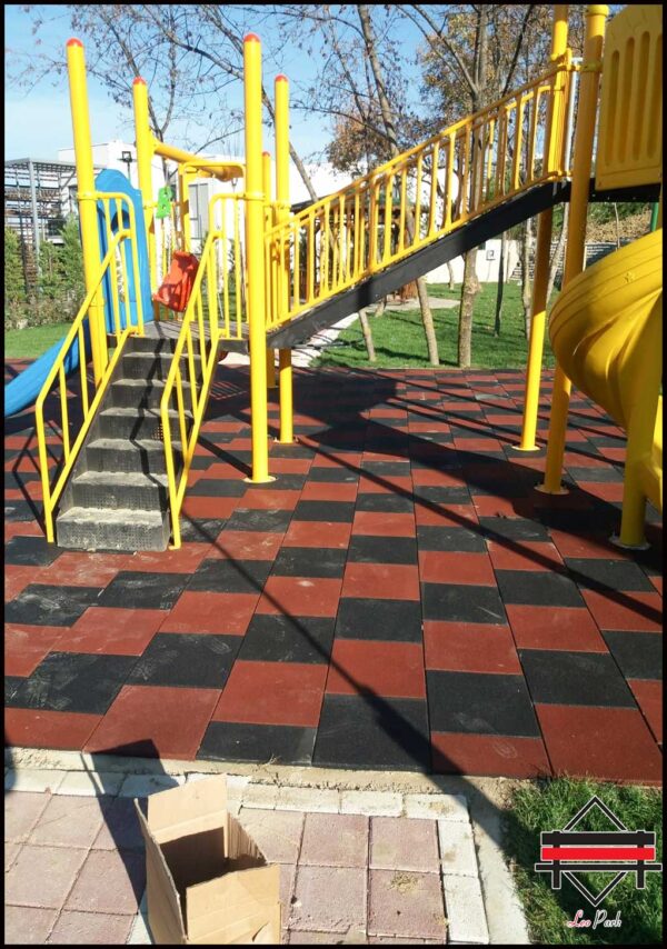 کفپوش گرانولی 20 میل تایلی، در ابعاد 50 در 50 سانتی متر. نصب شده در زمین بازی کودکان