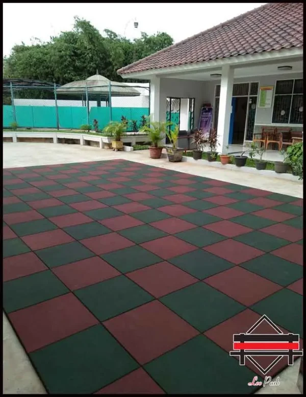 کفپوش لاستیکی گرانولی با کیفیت عالی و ماندگاری فوق العاده، نصب شده در حیاط ویلا