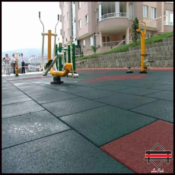 کفپوش گرانولی 25 میل، در دو رنگ مشکی و قرمز نصب شده در پارک