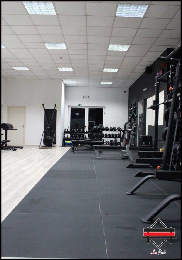 کفپوش گرانولی 20 میل با کیفیت عالی، نصب شده در باشگاه ورزشی