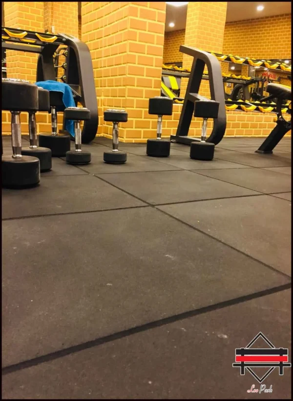 کفپوش گرانولی تایلی با ابعاد 1 متر در 1 متر نصب شده در سالن ورزشی