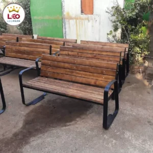 نیمکت پارکی ترکیبی چوب و فلز لئو پارک با پایه‌های مشکی و نشیمن چوبی