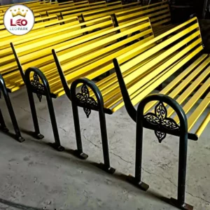 نیمکت پارکی زرد و مشکی لوله‌ای با گل چدنی تزیینی لئو پارک